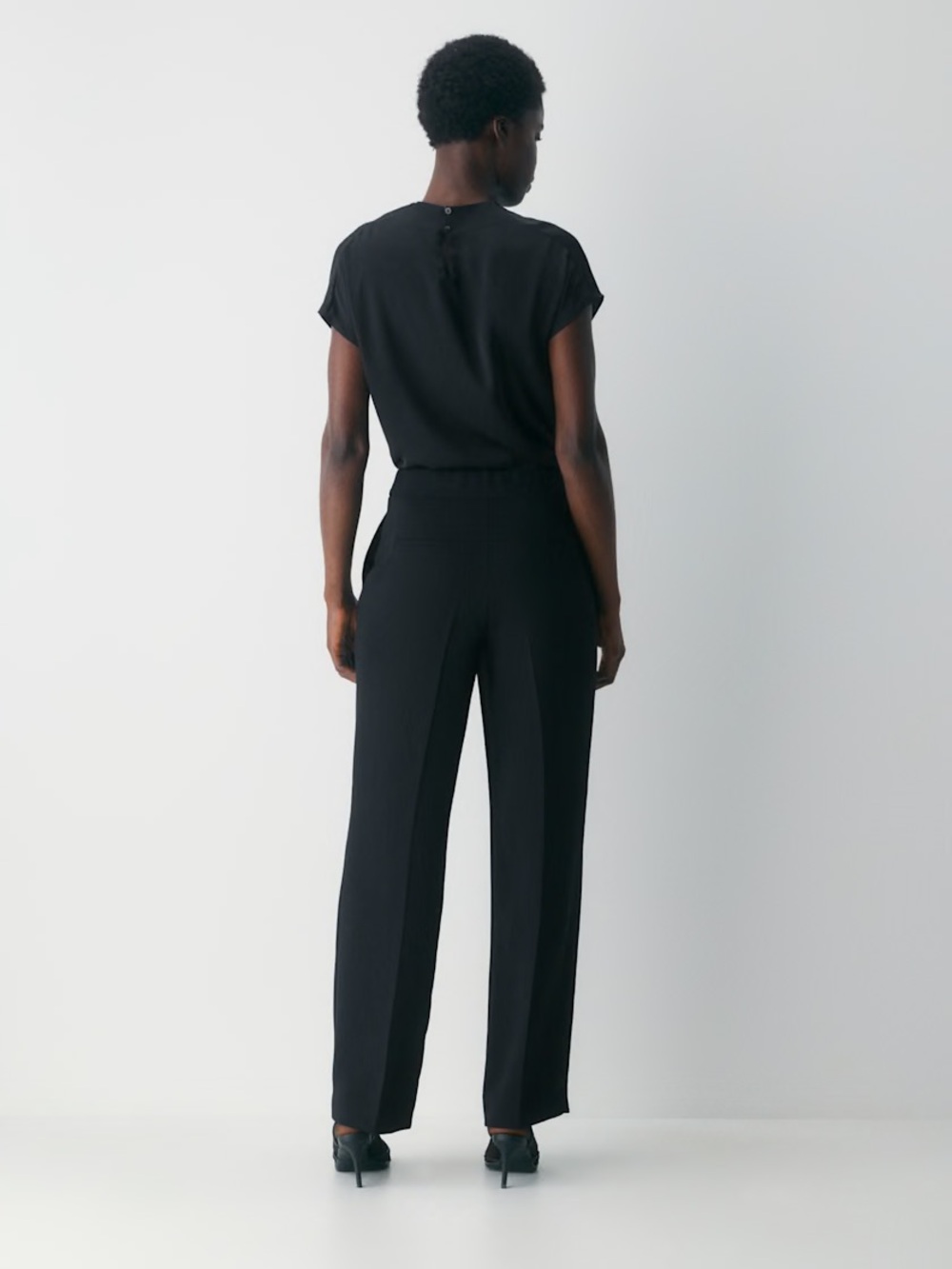 NWT Aritzia The Limitless Pant Curve-Fit, Crepette, Black, Sizes 4 & 6, 31.5” - Picture 4 of 9